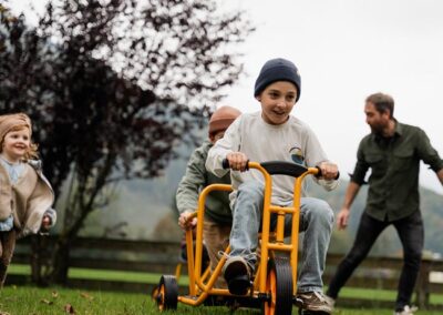 Kinder toben im Freien