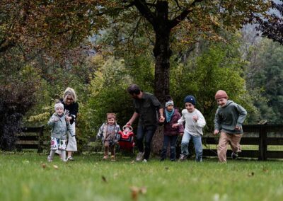 Kinder rennen durch den Garten