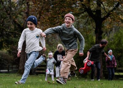 Kinder machen ein Wettrennen