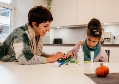 Kreative Zeit - Betreuerin und Pflegekind