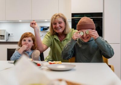 Betreuerin beim Essen mit Pflegekindern