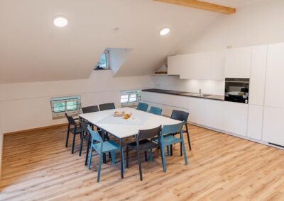 Tisch mit stühlen und Küchenzeile