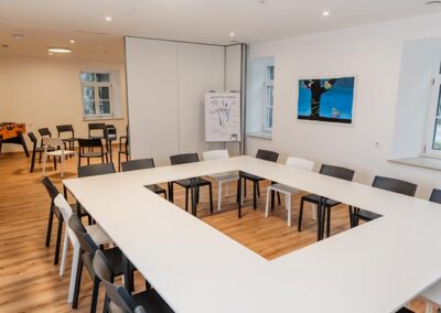 Tische und Stühle im Seminarraum