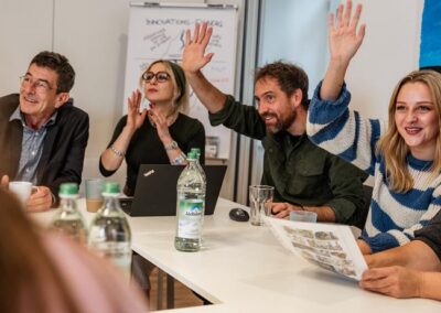 Tische und Stühle im Seminarraum