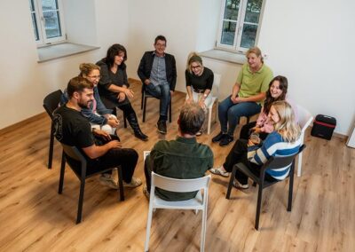 Tische und Stühle im Seminarraum