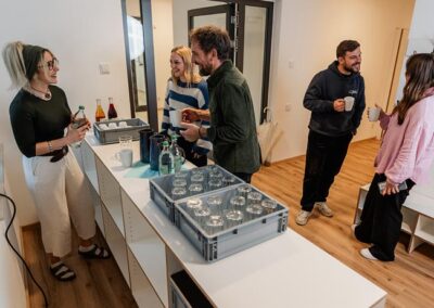 Tische und Stühle im Seminarraum